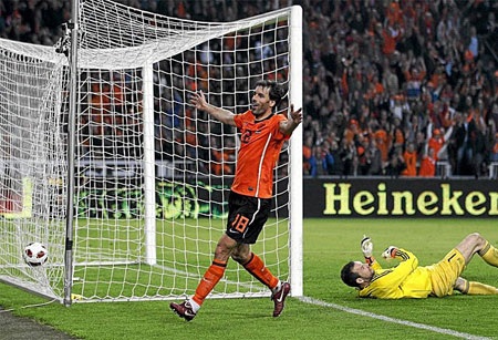 Nhìn lại sự nghiệp lừng lẫy của Van Nistelrooy - 10 Nhìn lại sự nghiệp lừng lẫy của Van Nistelrooy