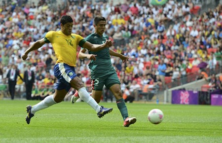 Brazil rất nỗ lực dồn lên tấn công song sự vững vàng của thủ thành Jose Corona và hàng thủ