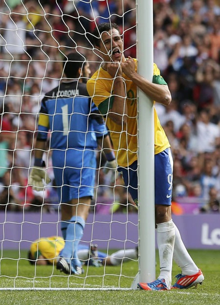 Brazil rất nỗ lực dồn lên tấn công song sự vững vàng của thủ thành Jose Corona và hàng thủ