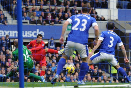 Dẫn trước 2 bàn, Liverpol vẫn để Everton “cưa điểm” - 1 Liverpool sớm tạo được lợi thế cực lớn cho mình nhờ sự tỏa sáng của Suarez