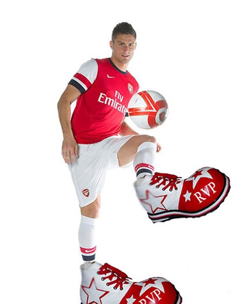 Biếm họa về “chân gỗ” Olivier Giroud của Arsenal - 2 Van Persie ra đi và để lại một đôi giày, cũng như cái bóng quá lớn cho Giroud tại Emirates
