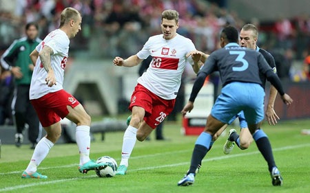 Nhìn lại trận hòa thất vọng của ĐT Anh trên đất Ba Lan - 3 Những sắc màu vui nhộn từ các fan nhiệt thành trên khán đài