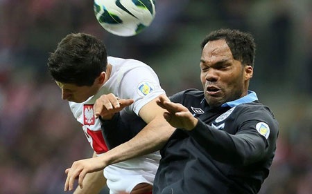 Nhìn lại trận hòa thất vọng của ĐT Anh trên đất Ba Lan - 4 Những sắc màu vui nhộn từ các fan nhiệt thành trên khán đài