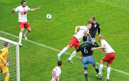 Nhìn lại trận hòa thất vọng của ĐT Anh trên đất Ba Lan - 5 Những sắc màu vui nhộn từ các fan nhiệt thành trên khán đài