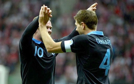 Nhìn lại trận hòa thất vọng của ĐT Anh trên đất Ba Lan - 6 Những sắc màu vui nhộn từ các fan nhiệt thành trên khán đài