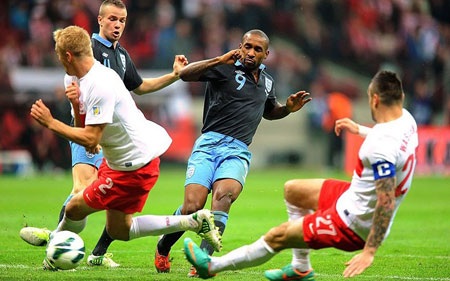 Nhìn lại trận hòa thất vọng của ĐT Anh trên đất Ba Lan - 8 Những sắc màu vui nhộn từ các fan nhiệt thành trên khán đài