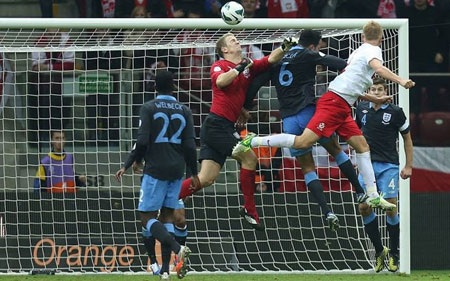 Nhìn lại trận hòa thất vọng của ĐT Anh trên đất Ba Lan - 9 Những sắc màu vui nhộn từ các fan nhiệt thành trên khán đài