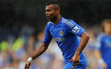 AC Milan nhảy vào “cám dỗ” Ashley Cole - 1 Milan đang tính đến phương án “giải cứu” cho sự nghiệp và cuộc sống của Ashley Cole