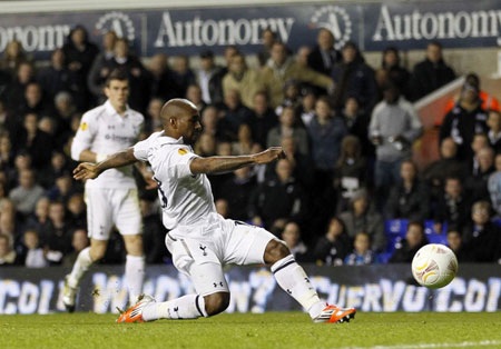 Defoe đang là niềm hi vọng số một trên hàng công của Tottenham