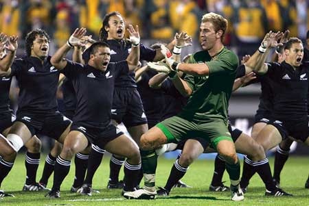 Những bức biếm họa bóng đá “đỉnh” nhất của năm 2012 (Phần 2) - 13 Joe Hart phải tiến hành một “nghi thức” kì lạ khi khởi động mới có thể bắt 11 mét tốt được.