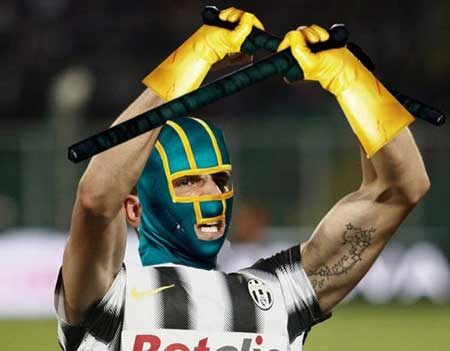 Những bức biếm họa bóng đá “đỉnh” nhất của năm 2012 (Phần 2) - 9 Leonardo Bonucci (Juventus) hóa thân thành nhân vật Dave Lizewski trong bộ phim hài hước