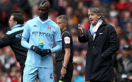 Mancini dường như không có giải pháp nào để trị nổi “cậu bé hư” Balotelli