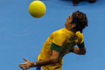 Roger Federer trình diễn kĩ năng chơi…bóng đá - 1 Thật hiếm khi được thấy Federer trong hình ảnh này