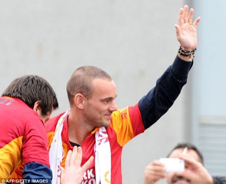 Hiện tượng của “phiên chợ Đông” Galatasaray: Mua “sao” lớn vì tham vọng lớn - 1 Sneijder vẫn còn chưa già và đủ sức cống hiến thêm nhiều năm