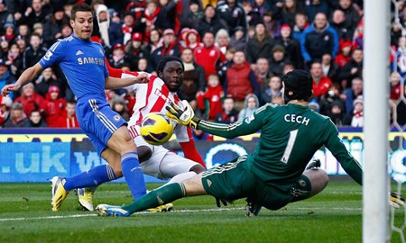 Kenwyne Jones suýt chút nữa giúp