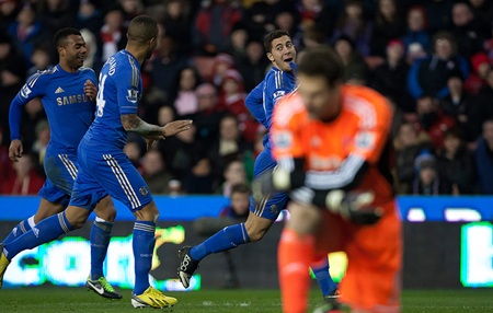 Bên cạnh lối chơi phòng ngự khó chịu, sức ép mà Stoke tạo nên trước Chelsea cũng là không hề nhỏ