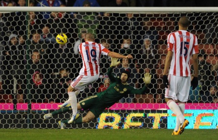 Bên cạnh lối chơi phòng ngự khó chịu, sức ép mà Stoke tạo nên trước Chelsea cũng là không hề nhỏ