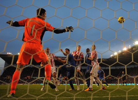 Bên cạnh lối chơi phòng ngự khó chịu, sức ép mà Stoke tạo nên trước Chelsea cũng là không hề nhỏ