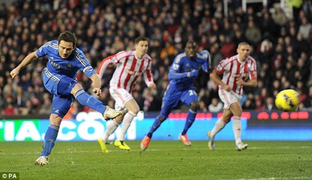 Bên cạnh lối chơi phòng ngự khó chịu, sức ép mà Stoke tạo nên trước Chelsea cũng là không hề nhỏ