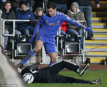 Hazard “chỉ” phải lĩnh án cấm thi đấu 3 trận sau hành động thiếu kiềm chế tại Liberty