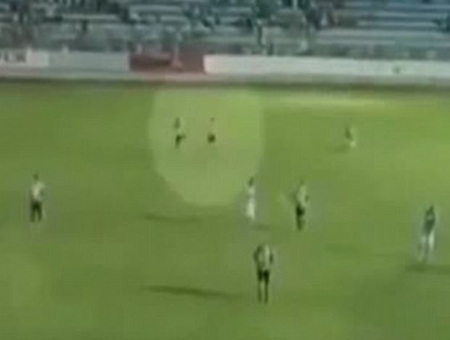 Những hành vi bạo lực trên sân cỏ như của Dos Santos thật đáng lên án