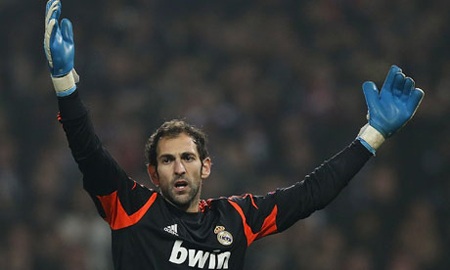 Diego Lopez bừng sáng, Van Persie gây thất vọng - 1 Diego Lopez là gương mặt nổi bật nhất của Real Madrid trước MU