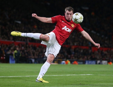 Phil Jones trở lại sẽ tiếp thêm nhiều sức mạnh cho MU trước trận tái đấu với Chelsea