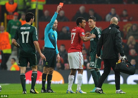 Van Persie chỉ trích UEFA thậm tệ vì thẻ đỏ của Nani - 1 Van Persie không ngại chỉ trích việc UEFA ủng hộ Cuneyt Cakir là “hèn nhát”