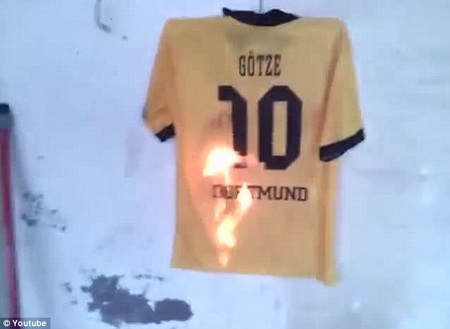 CĐV Dortmund đốt áo, gọi Mario Gotze là “kẻ phản chúa” - 2 Nguyễn Huy
