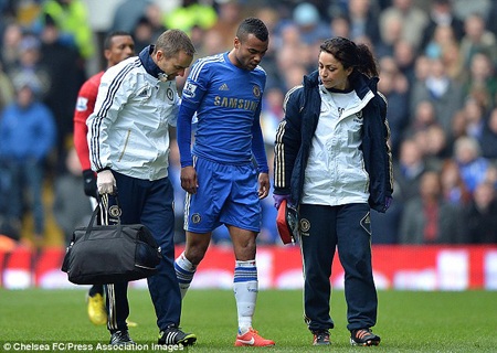Hạ được MU, Chelsea phải “trả giá” bằng Ashley Cole - 1 Chelsea sẽ thiếu vắng sự phục vụ của Ashley Cole trong vòng 2 tuần tới
