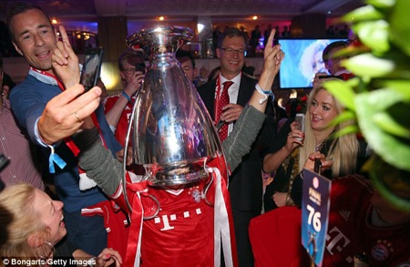 Bayern Munich “quậy” tưng bừng trong lễ mừng công - 1 Lễ ăn mừng của “hùm xám” được tổ chức tại căn phòng “Great Room” thuộc khách sạn Grosvenor House
