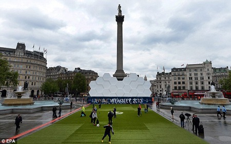 Khu vực “fan-zone” dành cho các CĐV hai đội không có vé vào sân theo dõi trực tiếp trận đấu