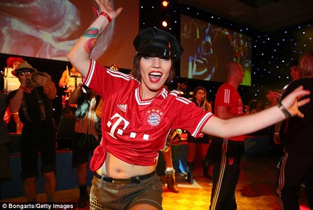 Bayern Munich “quậy” tưng bừng trong lễ mừng công - 11 Bữa tiệc tưng bừng của “hùm xám” cũng không thể thiếu đi những vũ công bốc lửa
