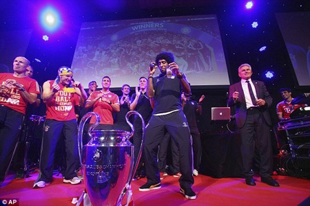 Bayern Munich “quậy” tưng bừng trong lễ mừng công - 13 Trung vệ Dante thì biểu diễn một vũ điệu của xứ Samba rất thuần thục