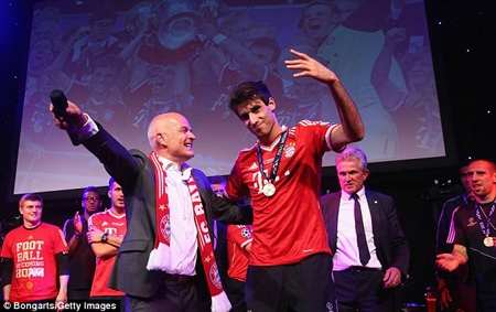 Bayern Munich “quậy” tưng bừng trong lễ mừng công - 14 Trung vệ Dante thì biểu diễn một vũ điệu của xứ Samba rất thuần thục