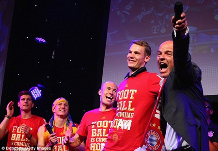 Bayern Munich “quậy” tưng bừng trong lễ mừng công - 15 Manuel Neuer và Mario Gomez cũng “quậy tưng” trong đêm hội vừa qua