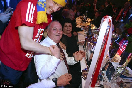 Bayern Munich “quậy” tưng bừng trong lễ mừng công - 7 Hai người hùng của