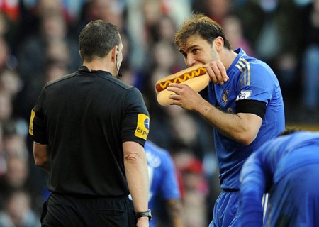 “Gấu” Ivanovic nếu nổi xung lên thì cũng hoàn toàn đủ sức “ăn thịt” luôn “cá” Suarez