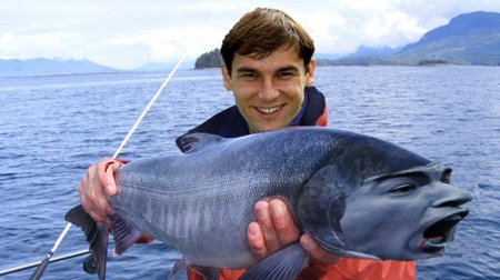 “Gấu” Ivanovic nếu nổi xung lên thì cũng hoàn toàn đủ sức “ăn thịt” luôn “cá” Suarez