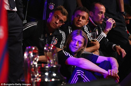 Bayern Munich “quậy” tưng bừng trong lễ mừng công - 9 Schweinsteiger không quên dùng điện thoại để ghi lại những giây phút tuyệt vời này