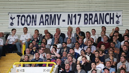 CĐV Tottenham mừng hụt vì tưởng Arsenal bị gỡ hòa - 1 Người hâm mộ Spurs vừa phải trải qua một ngày ác mộng