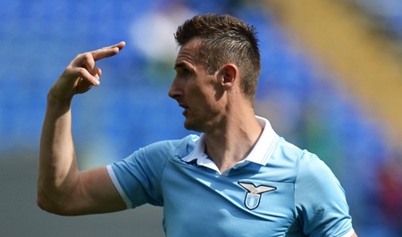 35 tuổi, Miroslav Klose vẫn ghi tới 5 bàn trước Bologna - 1 Klose khiến các CĐV phải ngả mũ thán phục với 5 bàn thắng trong 1 trận đấu ở tuổi 35