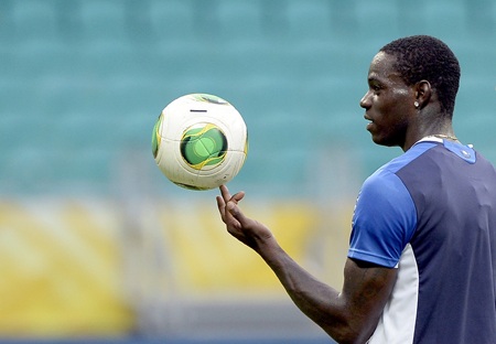 Chấn thương nặng, Balotelli ngậm ngùi chia tay Confed Cup - 1 Balotelli đã phải rời Confed Cup với nhiều nuối tiếc