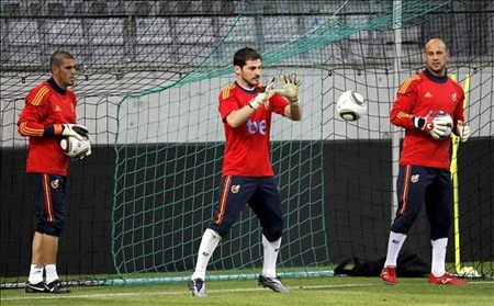 Bên cạnh Casillas, cả Valdes lẫn Reina sẽ lần lượt có cơ hội bắt chính ở Confed Cup