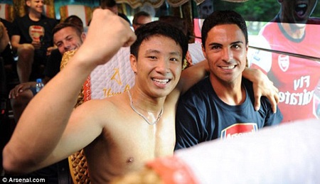 CĐV chạy theo xe Arsenal được lên báo Anh - 1 Chân dung Vũ Xuân Tiến - “Running Man” may mắn vừa qua bên cạnh tiền đạo Olivier Giroud