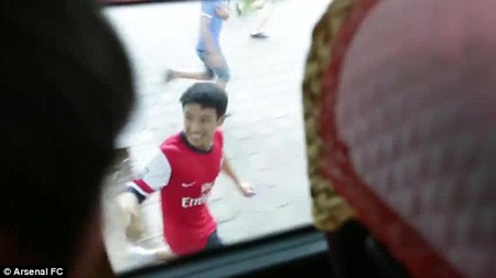 CĐV chạy theo xe Arsenal được lên báo Anh - 2 Giroud đánh giá cao thân hình của Vũ Xuân Tiến