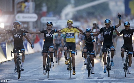 Froome cùng các đồng đội ở chặng 21 của Tour de France 2013