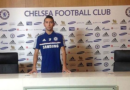 Cuevas trong lễ kí hợp đồng với Chelsea