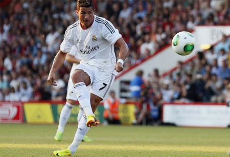 Real Madrid “đánh tennis” trong trận đầu tay của Ancelotti - 3 Và tỉ số nhanh chóng được mở cho “kền kền trắng” ở phút 22 sau cú đá phạt sở trường của CR7