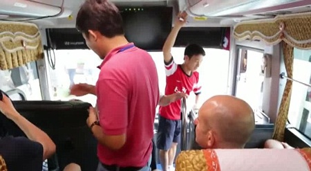 CĐV chạy theo xe Arsenal được lên báo Anh - 4 Giroud đánh giá cao thân hình của Vũ Xuân Tiến